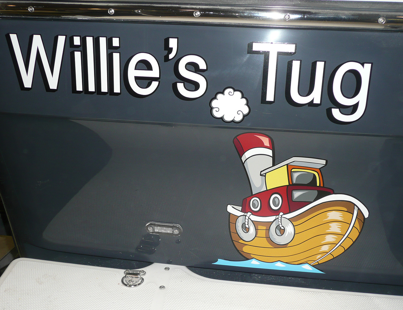 Margaux-Marine-Graphics-Willie's-Tug