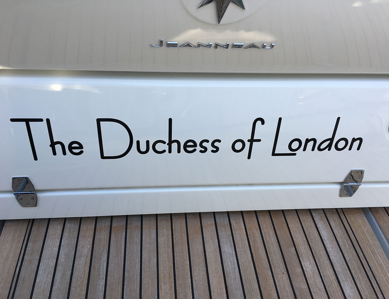 Margaux-Marine-Graphics-The-Duchess-of-London